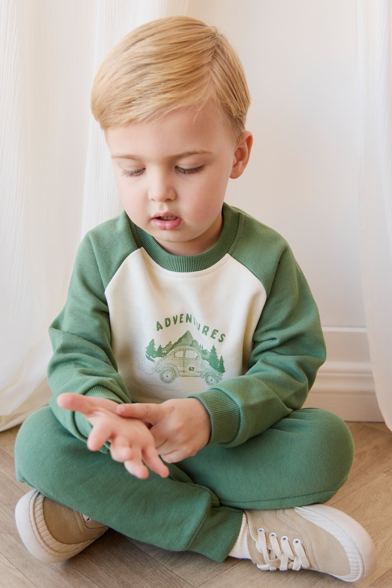 Sweat-shirt en coton bio avec imprimé "petite aventure ludique de petit pois" et bords-côtes pour bébés et petits garçons de 6 mois à 2 ans