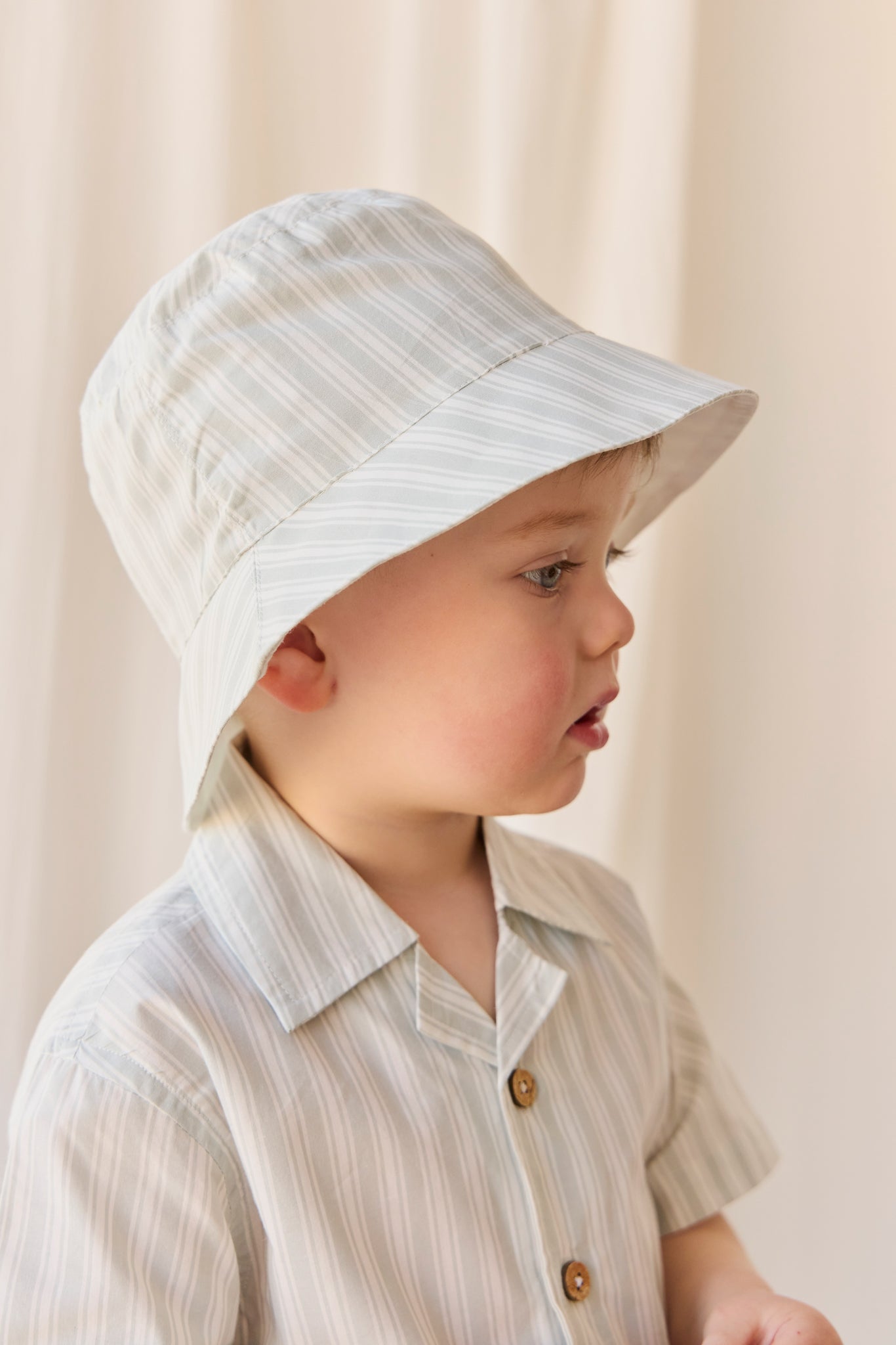 Bob en coton biologique à rayures multicolores « Coastal Shoreline » avec large bord pour bébé et enfant TP–G