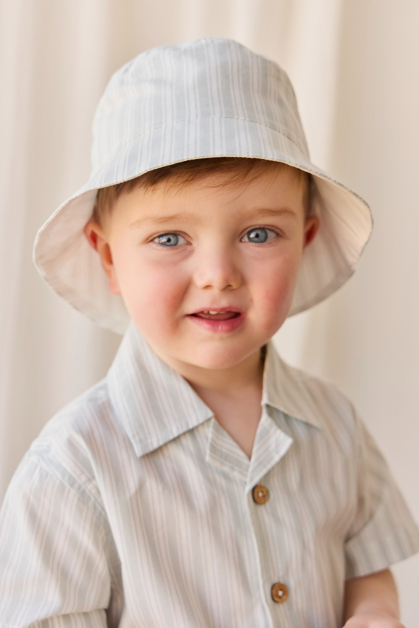 Bob en coton biologique à rayures multicolores « Coastal Shoreline » avec large bord pour bébé et enfant TP–G
