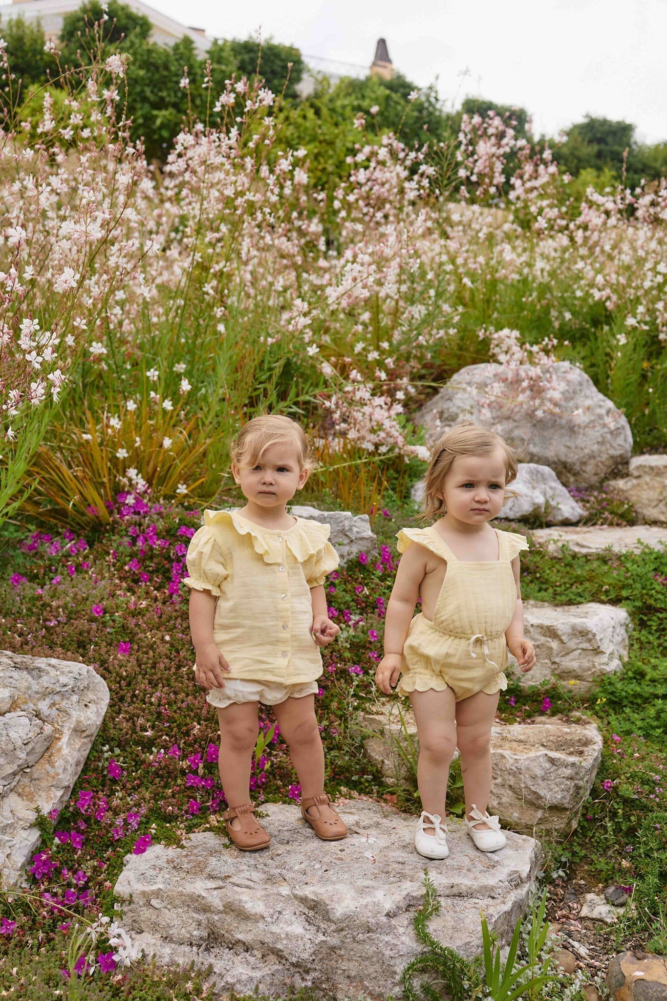 Salopette en mousseline de coton biologique jaune soleil uni avec bretelles à nouer pour petites filles de 3 ans