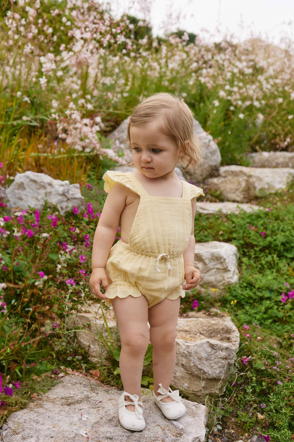Salopette en mousseline de coton biologique jaune soleil uni avec bretelles à nouer pour petites filles de 3 ans