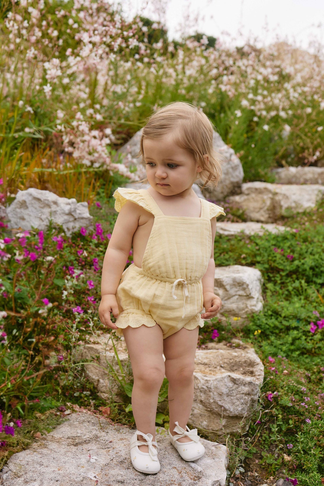 Salopette en mousseline de coton biologique jaune soleil uni avec bretelles à nouer pour petites filles de 3 ans