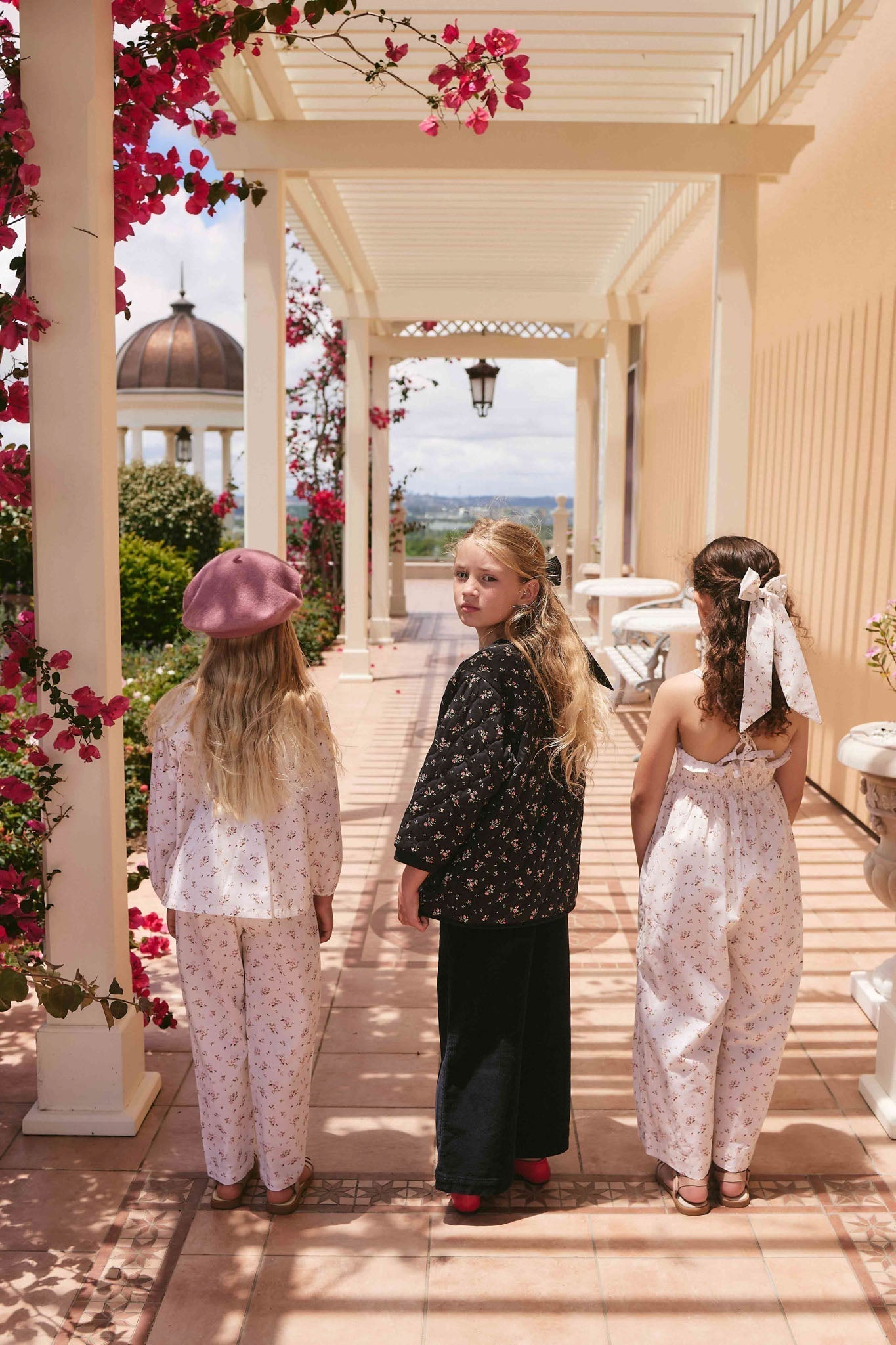 Veste en coton à motif floral noir romantique avec boutonnage sur le devant pour bébés et fillettes