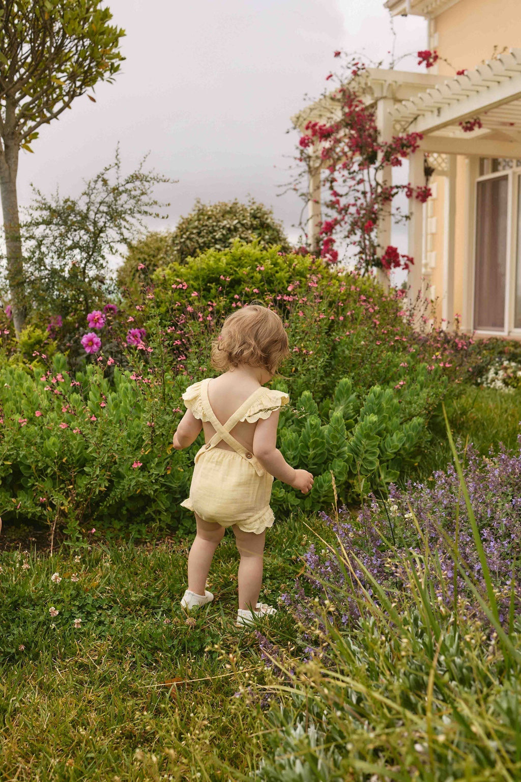 Salopette en mousseline de coton biologique jaune soleil uni avec bretelles à nouer pour petites filles de 3 ans