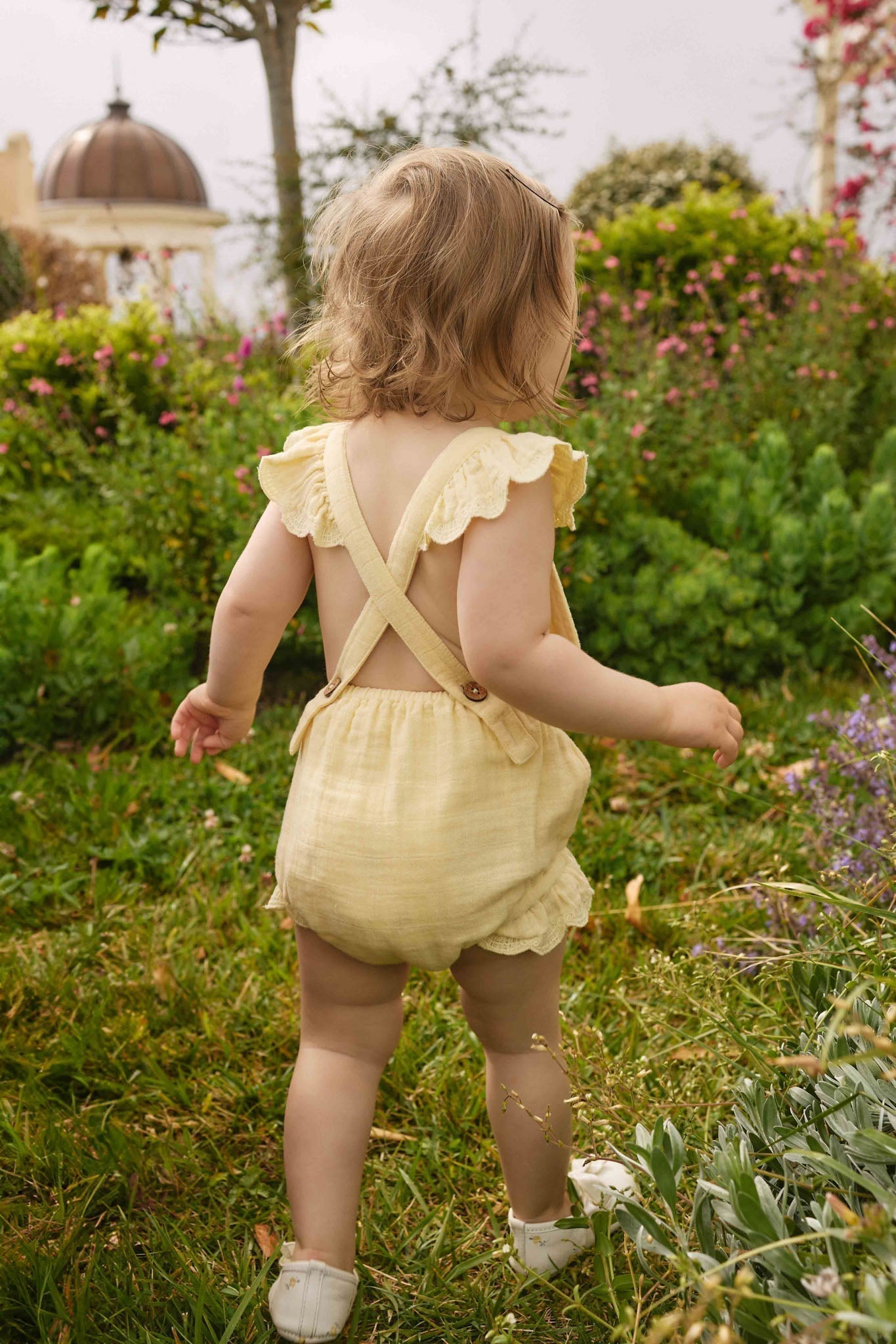 Salopette en mousseline de coton biologique jaune soleil uni avec bretelles à nouer pour petites filles de 3 ans