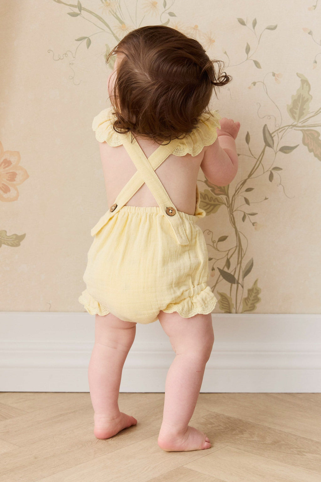 Salopette en mousseline de coton biologique jaune soleil uni avec bretelles à nouer pour petites filles de 3 ans