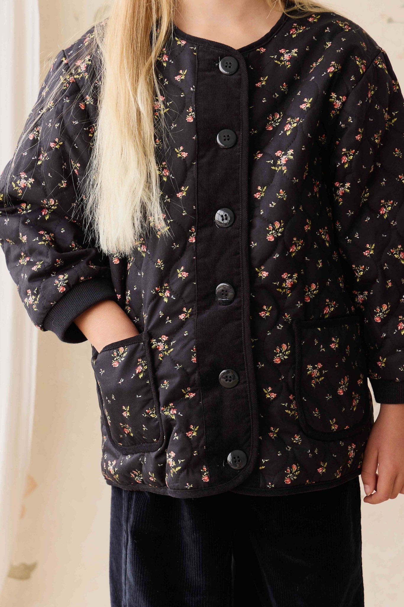 Veste en coton à motif floral noir romantique avec boutonnage sur le devant pour bébés et fillettes