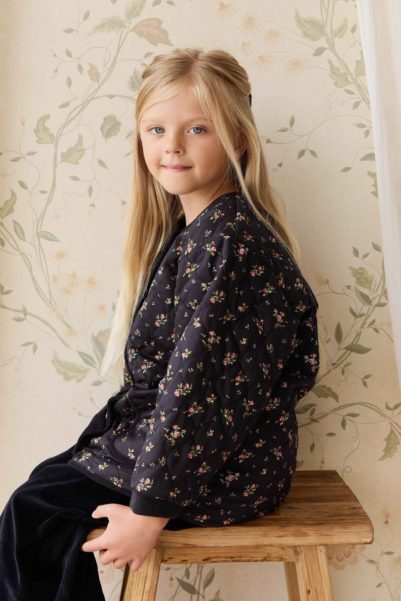 Veste en coton à motif floral noir romantique avec boutonnage sur le devant pour bébés et fillettes