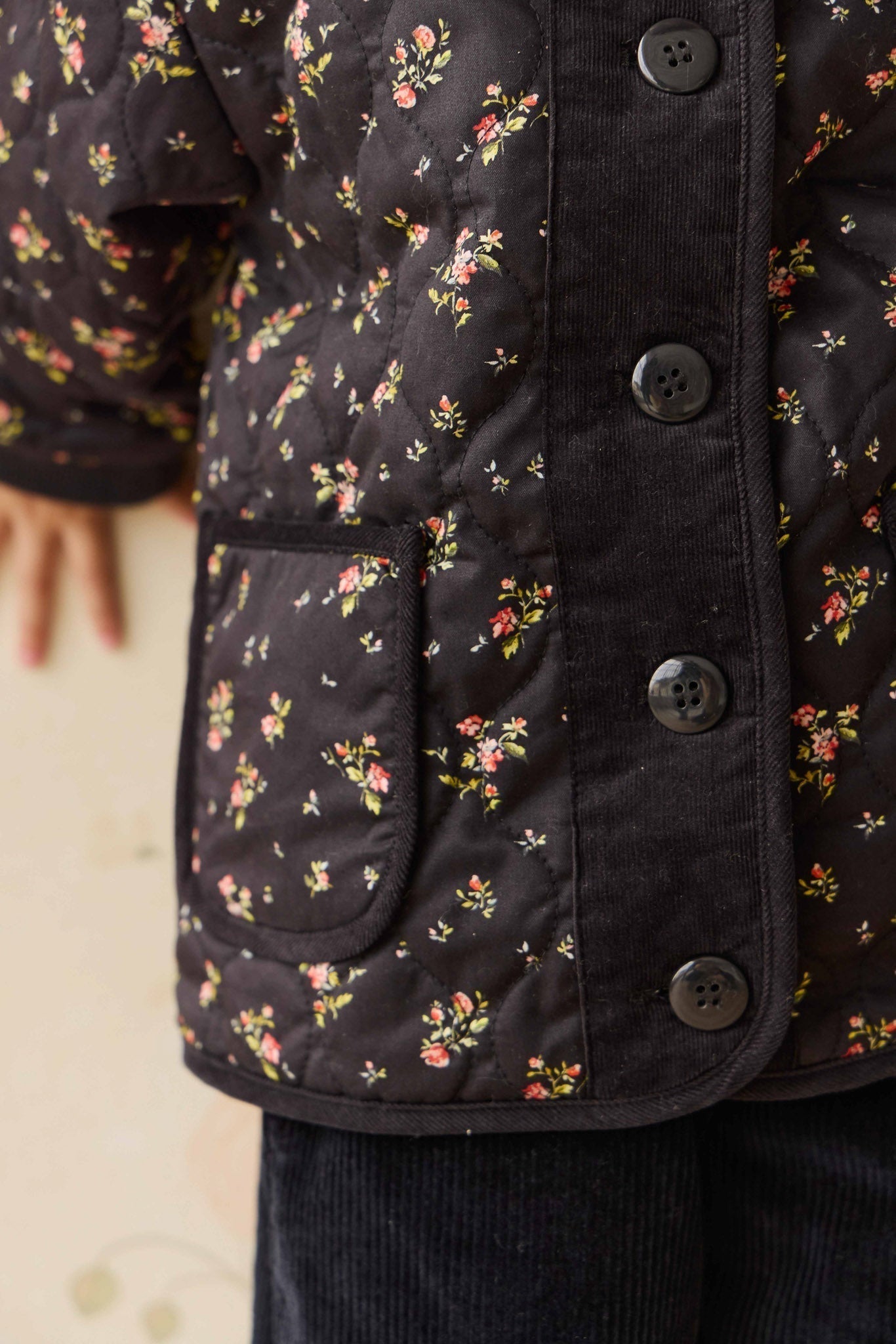 Veste en coton à motif floral noir romantique avec boutonnage sur le devant pour bébés et fillettes