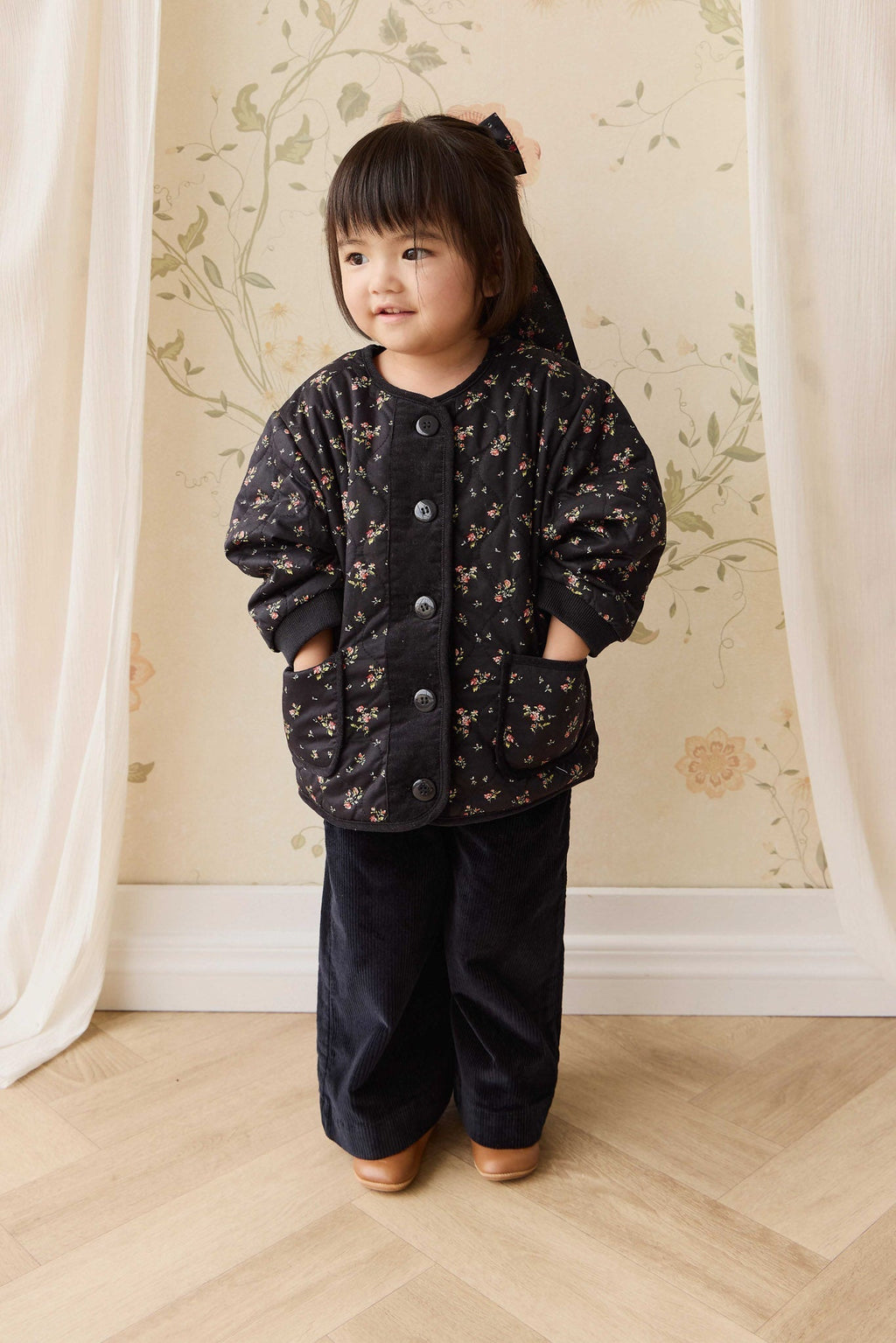 Veste en coton à motif floral noir romantique avec boutonnage sur le devant pour bébés et fillettes