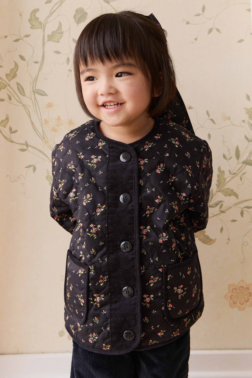 Veste en coton à motif floral noir romantique avec boutonnage sur le devant pour bébés et fillettes