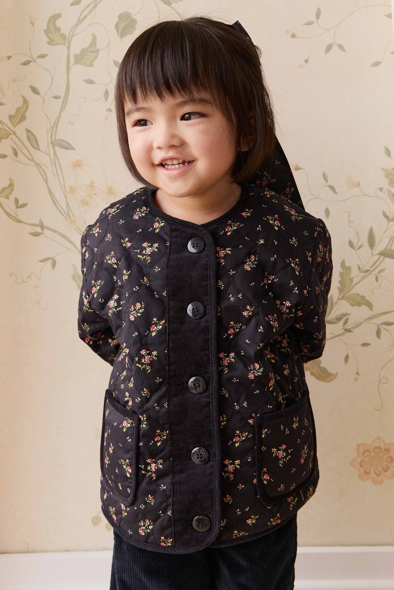 Veste en coton à motif floral noir romantique avec boutonnage sur le devant pour bébés et fillettes