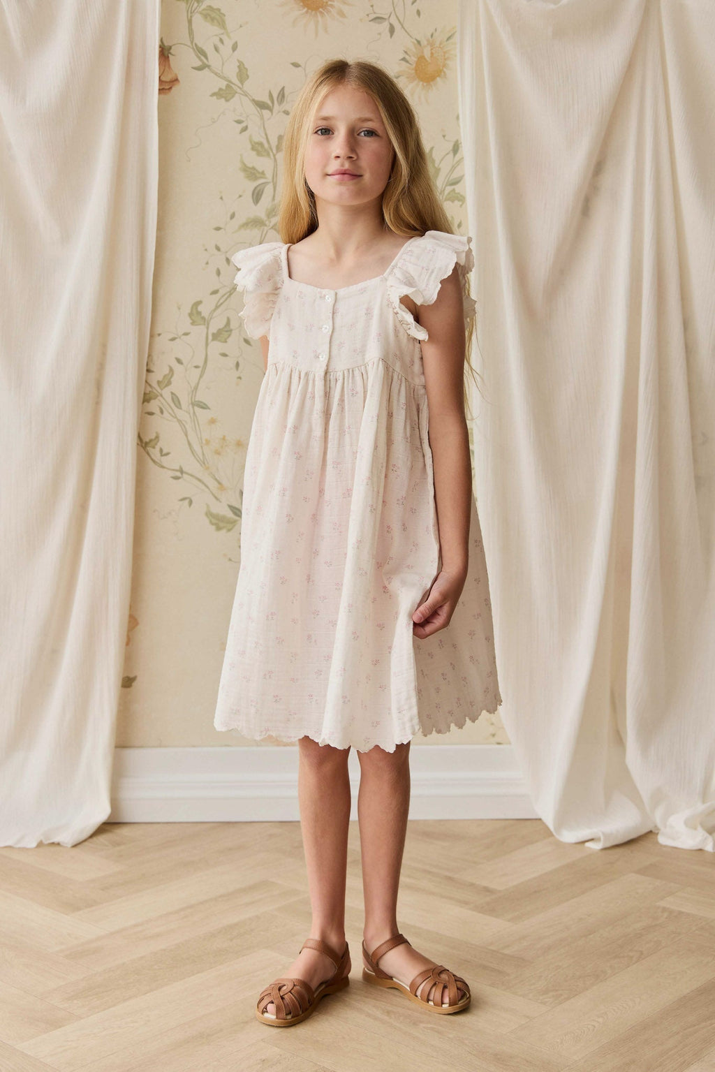 Robe en mousseline de coton biologique rose rêveur avec détails smockés pour bébés et petites filles de 6 mois à 4 ans