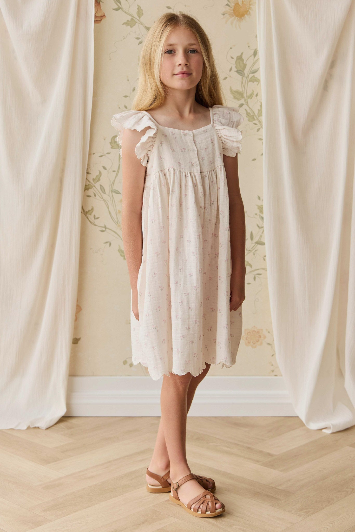 Robe en mousseline de coton biologique rose rêveur avec détails smockés pour bébés et petites filles de 6 mois à 4 ans