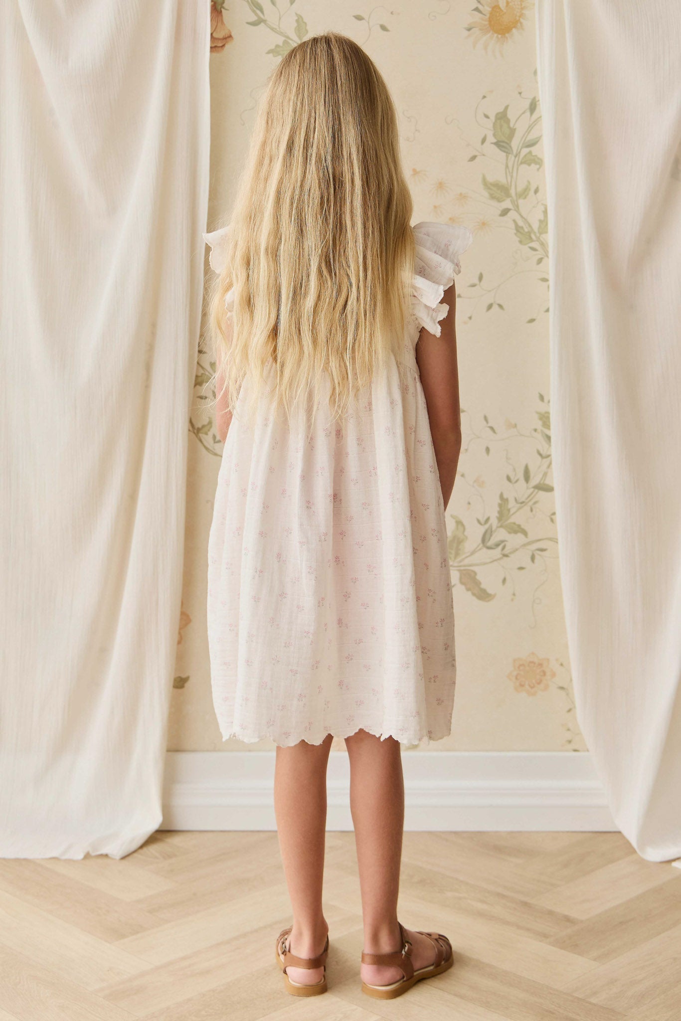Robe en mousseline de coton biologique rose rêveur avec détails smockés pour bébés et petites filles de 6 mois à 4 ans