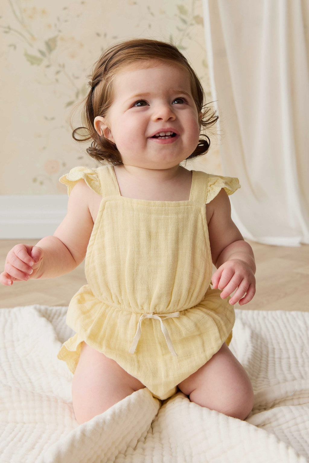 Salopette en mousseline de coton biologique jaune soleil uni avec bretelles à nouer pour petites filles de 3 ans