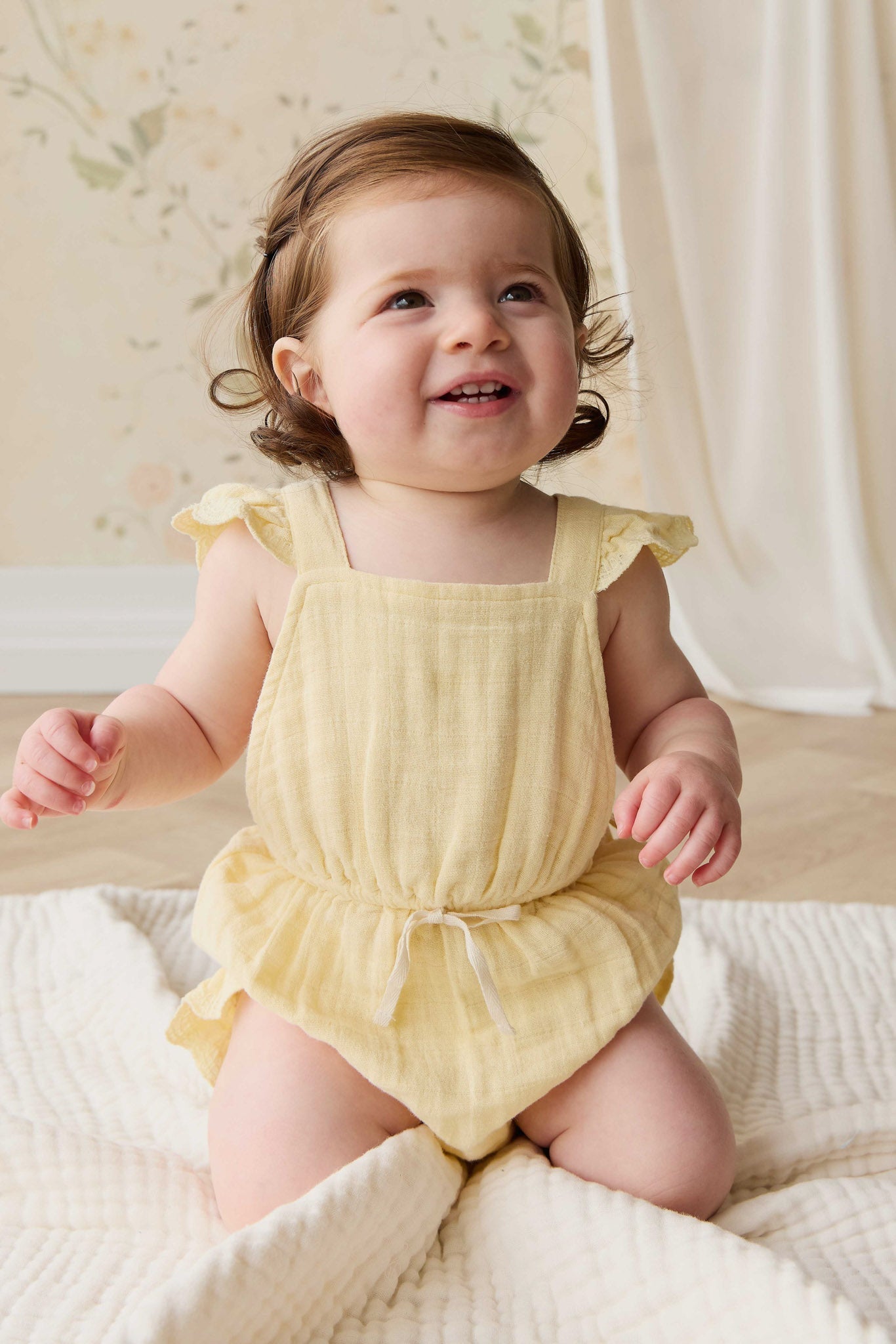 Salopette en mousseline de coton biologique jaune soleil uni avec bretelles à nouer pour petites filles de 3 ans
