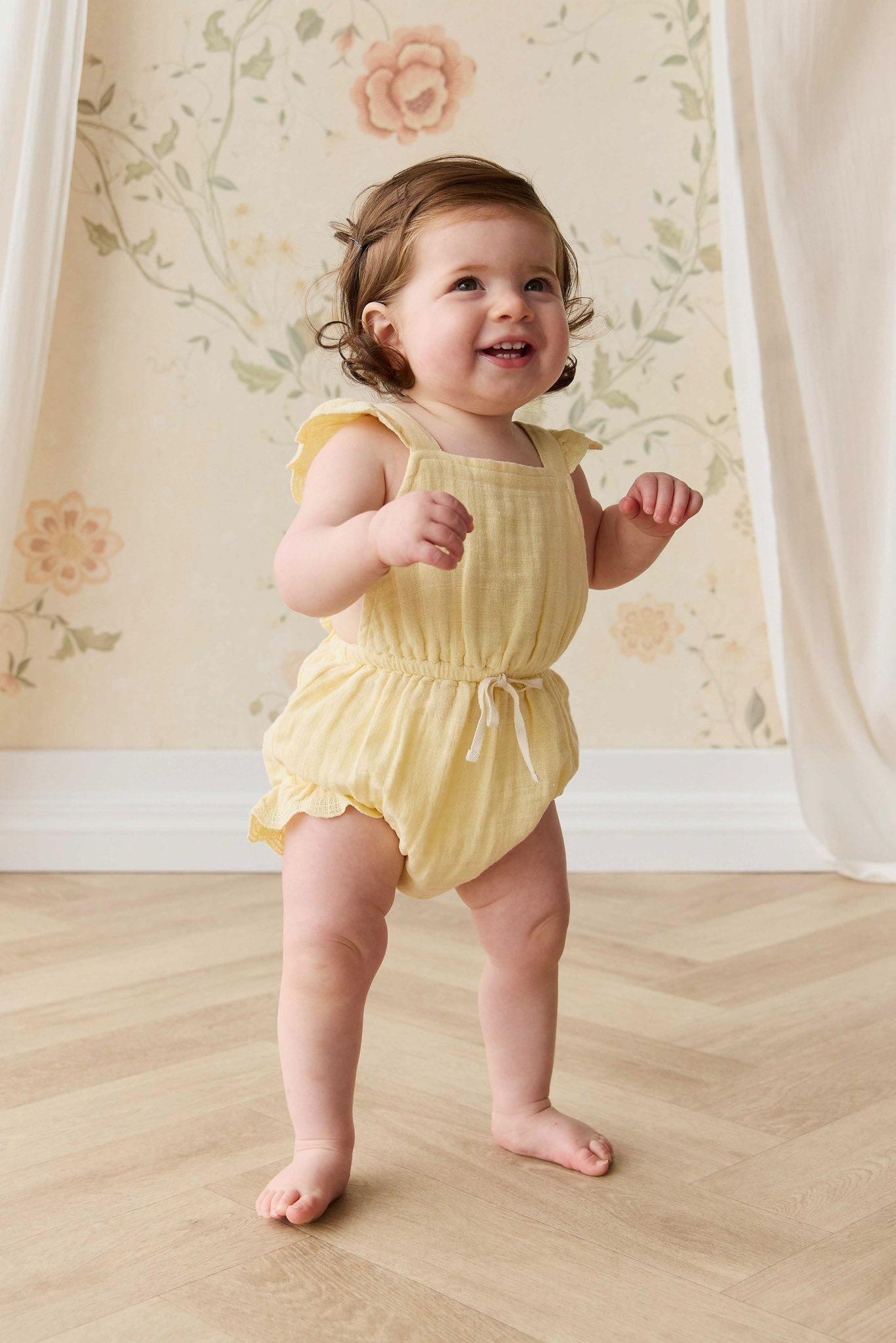 Salopette en mousseline de coton biologique jaune soleil uni avec bretelles à nouer pour petites filles de 3 ans