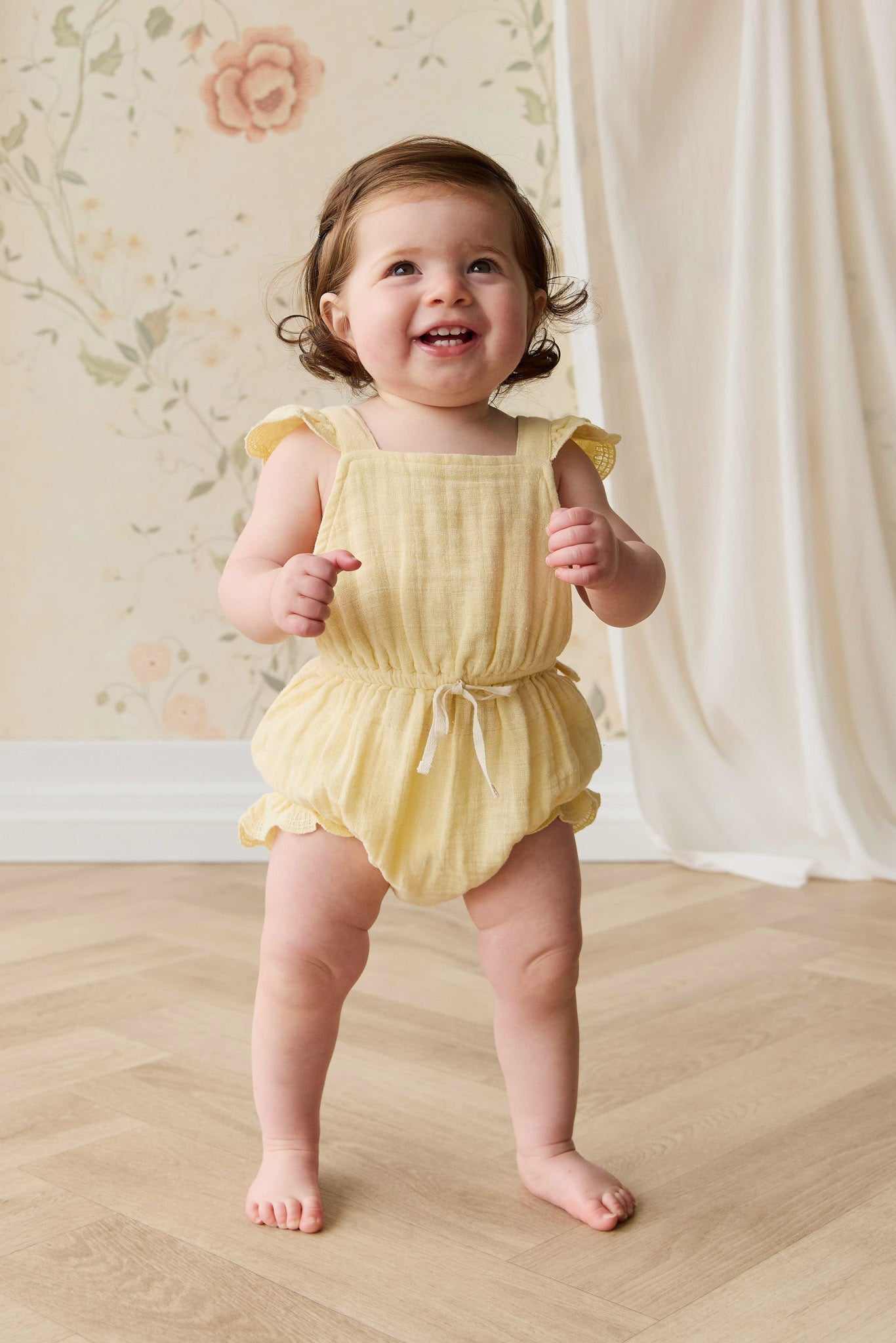 Salopette en mousseline de coton biologique jaune soleil uni avec bretelles à nouer pour petites filles de 3 ans