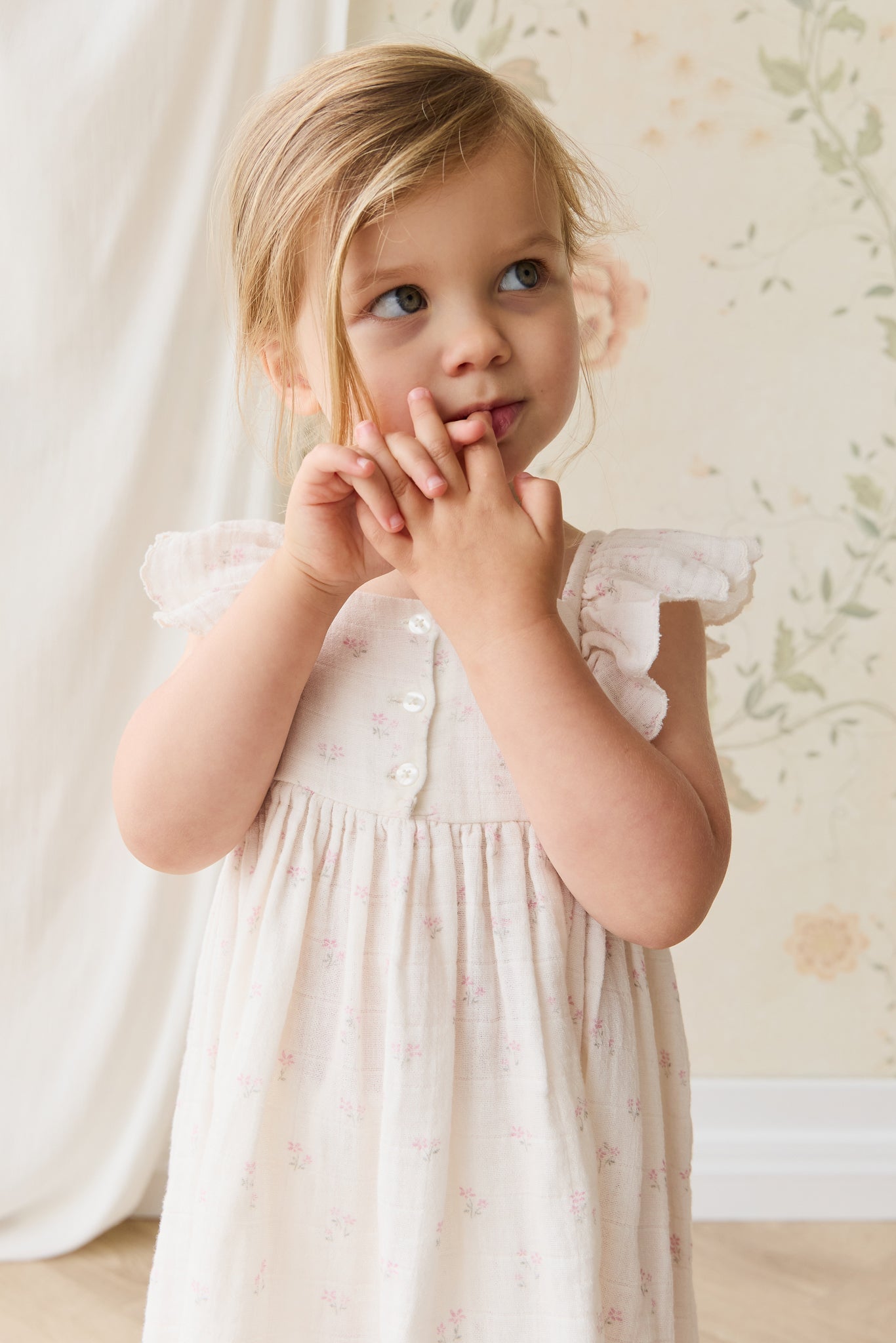 Robe en mousseline de coton biologique rose rêveur avec détails smockés pour bébés et petites filles de 6 mois à 4 ans