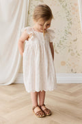 Robe en mousseline de coton biologique rose rêveur avec détails smockés pour bébés et petites filles de 6 mois à 4 ans