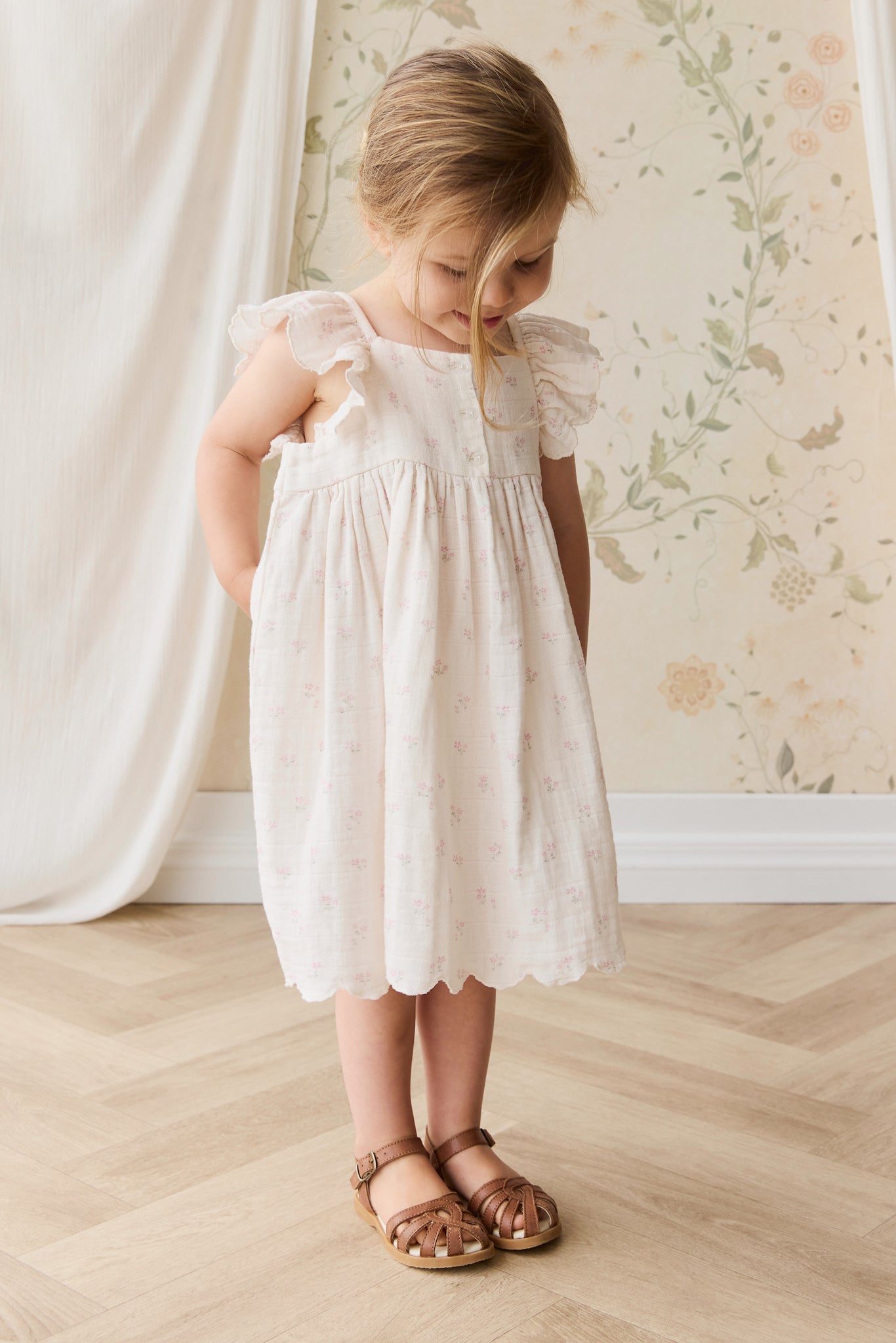 Robe en mousseline de coton biologique rose rêveur avec détails smockés pour bébés et petites filles de 6 mois à 4 ans