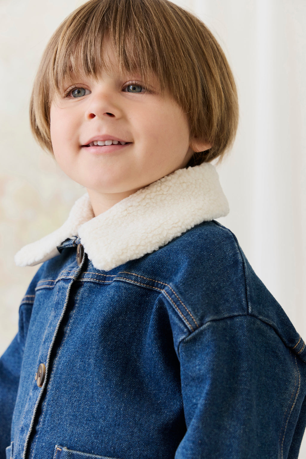 Blouson en jean uni indigo classique avec boutons à l'avant pour bébés et garçons de 6 mois à 8 ans