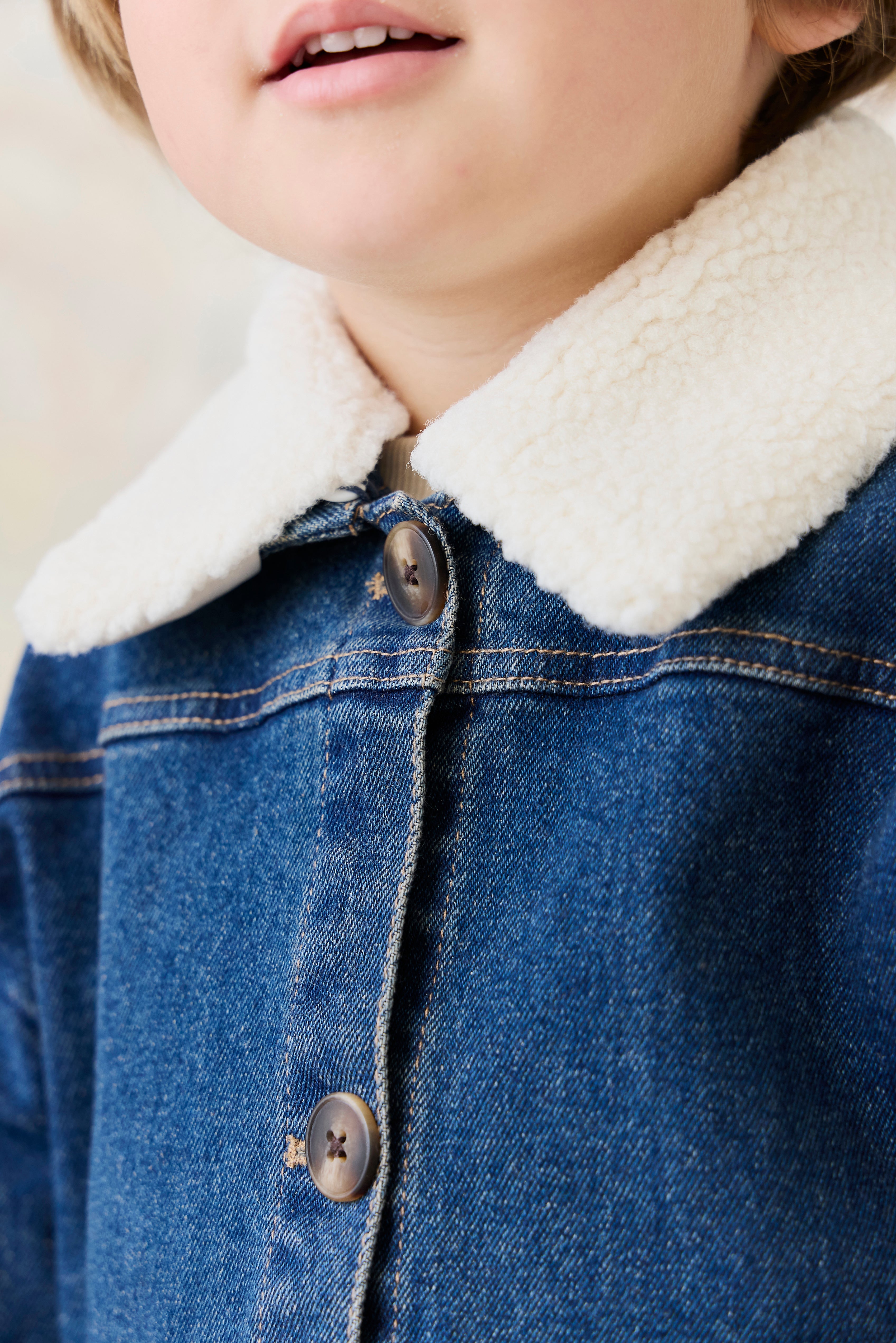 Blouson en jean uni indigo classique avec boutons à l'avant pour bébés et garçons de 6 mois à 8 ans