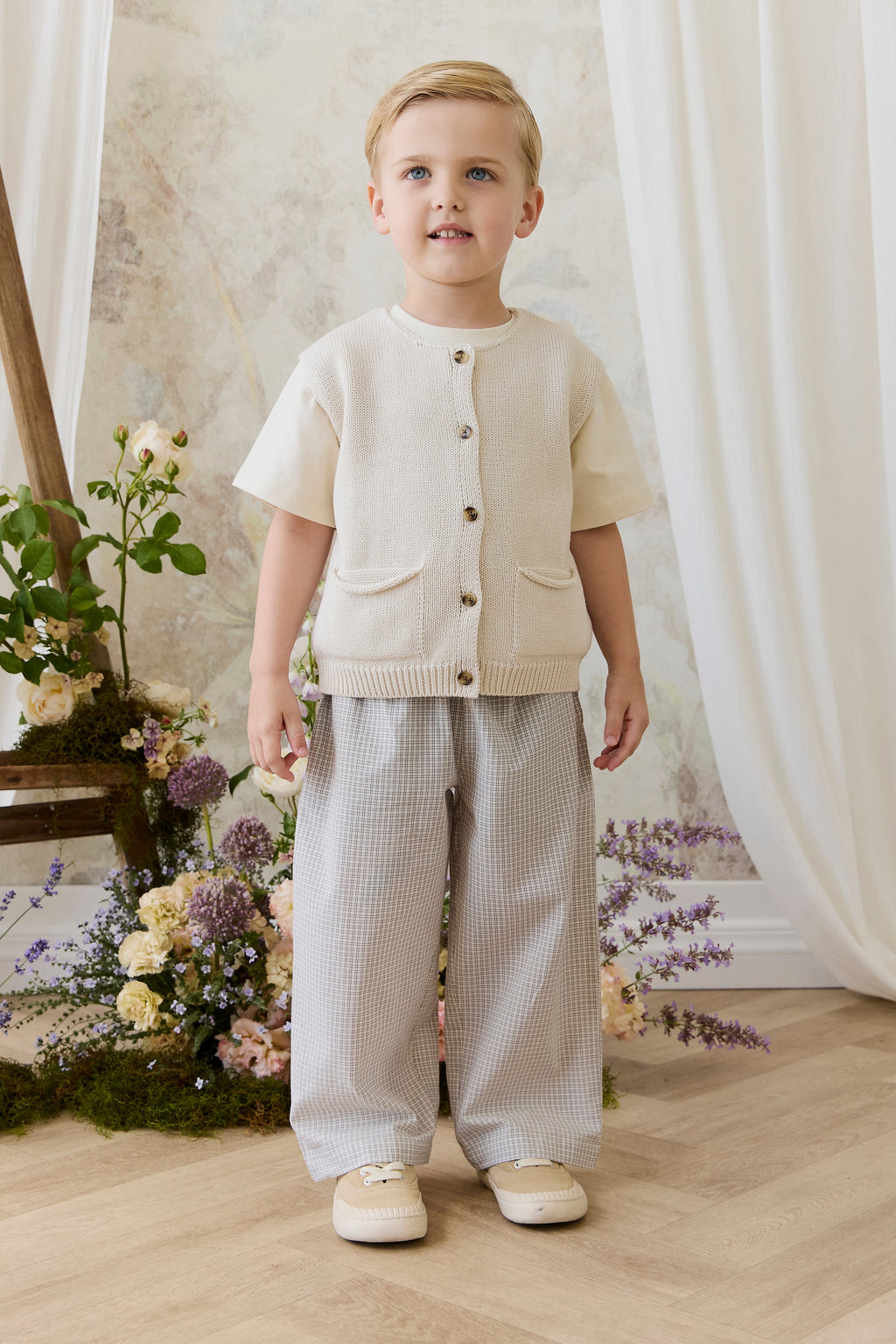 Gilet en maille de coton uni vanille classique sans manches avec boutons sur le devant et poches plaquées pour les tout-petits garçons de 6 mois à 8 ans