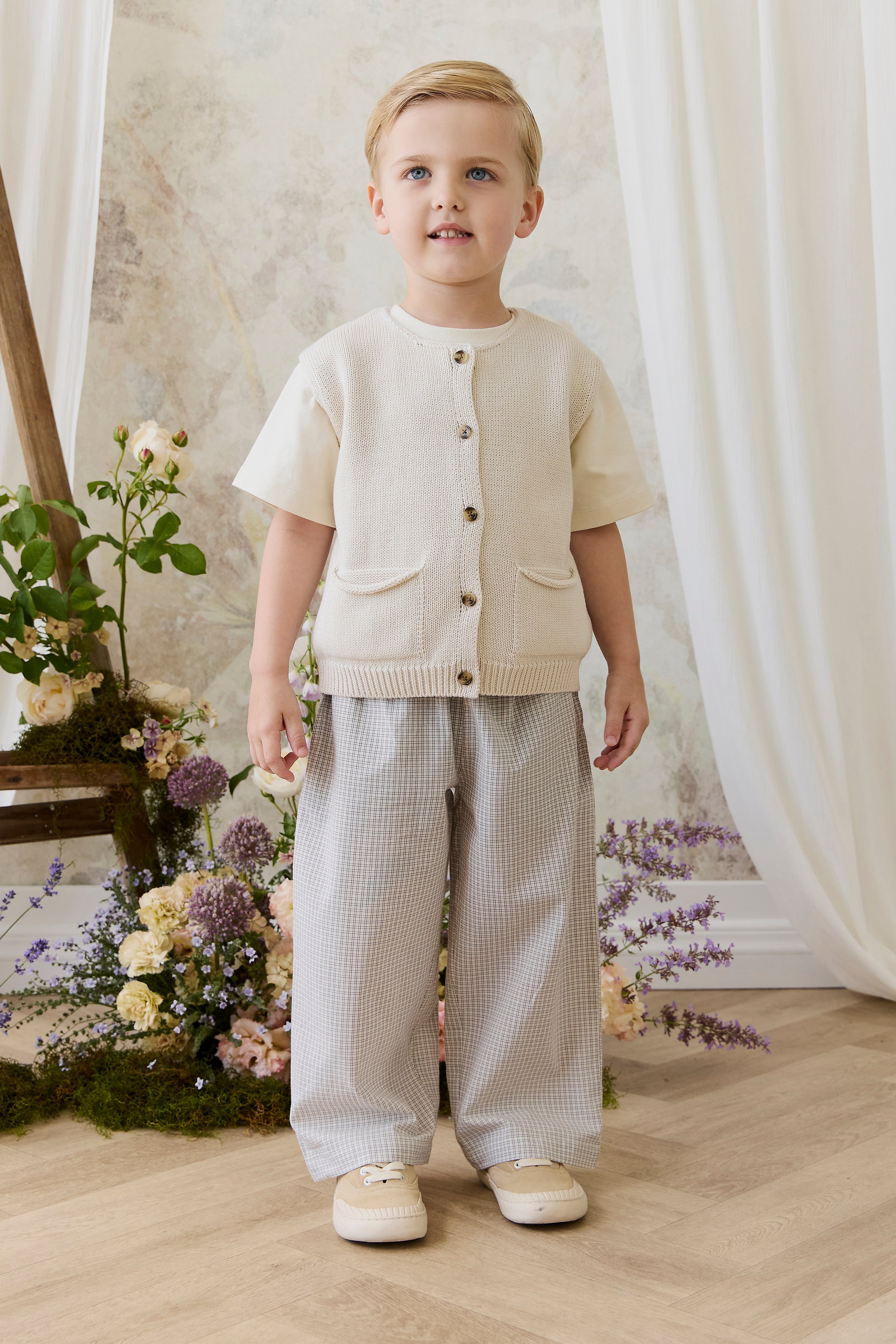 Gilet en maille de coton uni vanille classique sans manches avec boutons sur le devant et poches plaquées pour les tout-petits garçons de 6 mois à 8 ans