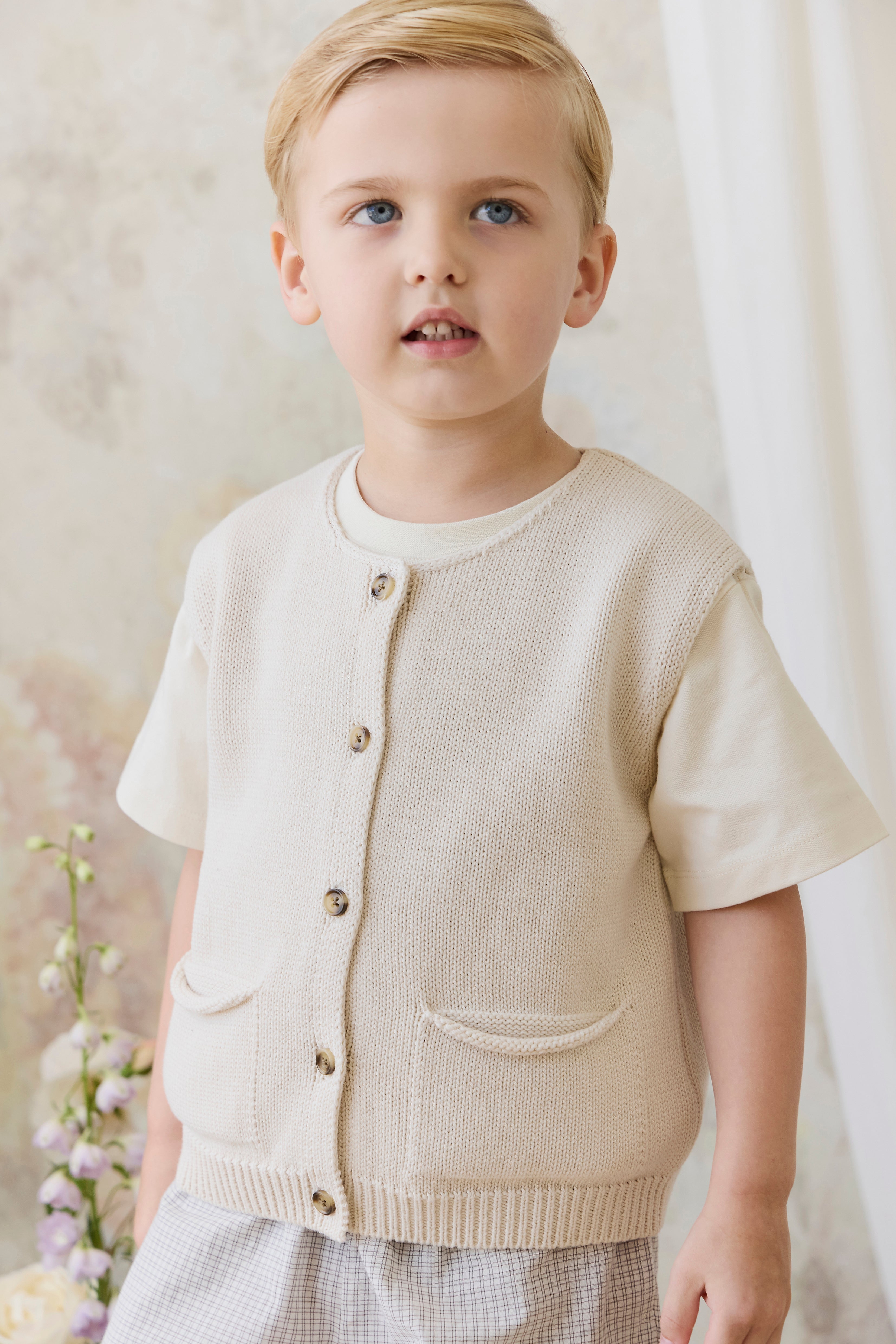 Gilet en maille de coton uni vanille classique sans manches avec boutons sur le devant et poches plaquées pour les tout-petits garçons de 6 mois à 8 ans