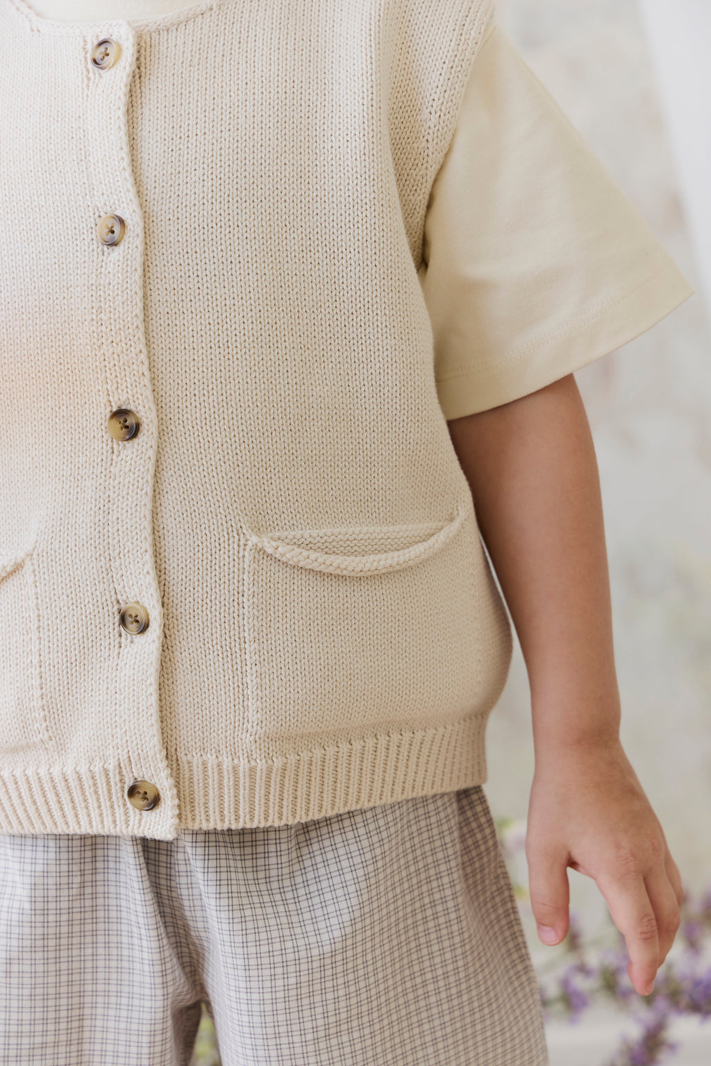 Gilet en maille de coton uni vanille classique sans manches avec boutons sur le devant et poches plaquées pour les tout-petits garçons de 6 mois à 8 ans