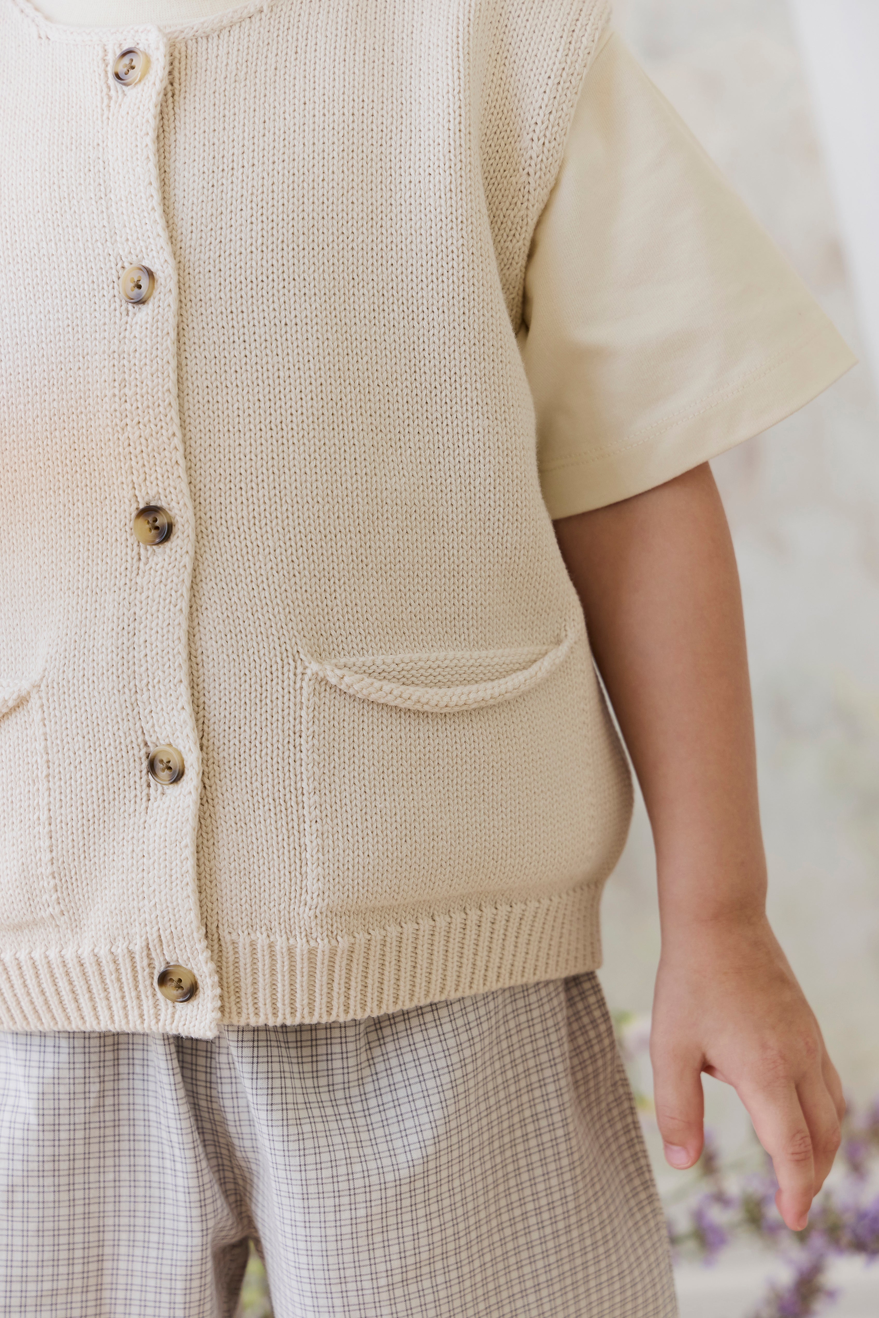 Gilet en maille de coton uni vanille classique sans manches avec boutons sur le devant et poches plaquées pour les tout-petits garçons de 6 mois à 8 ans