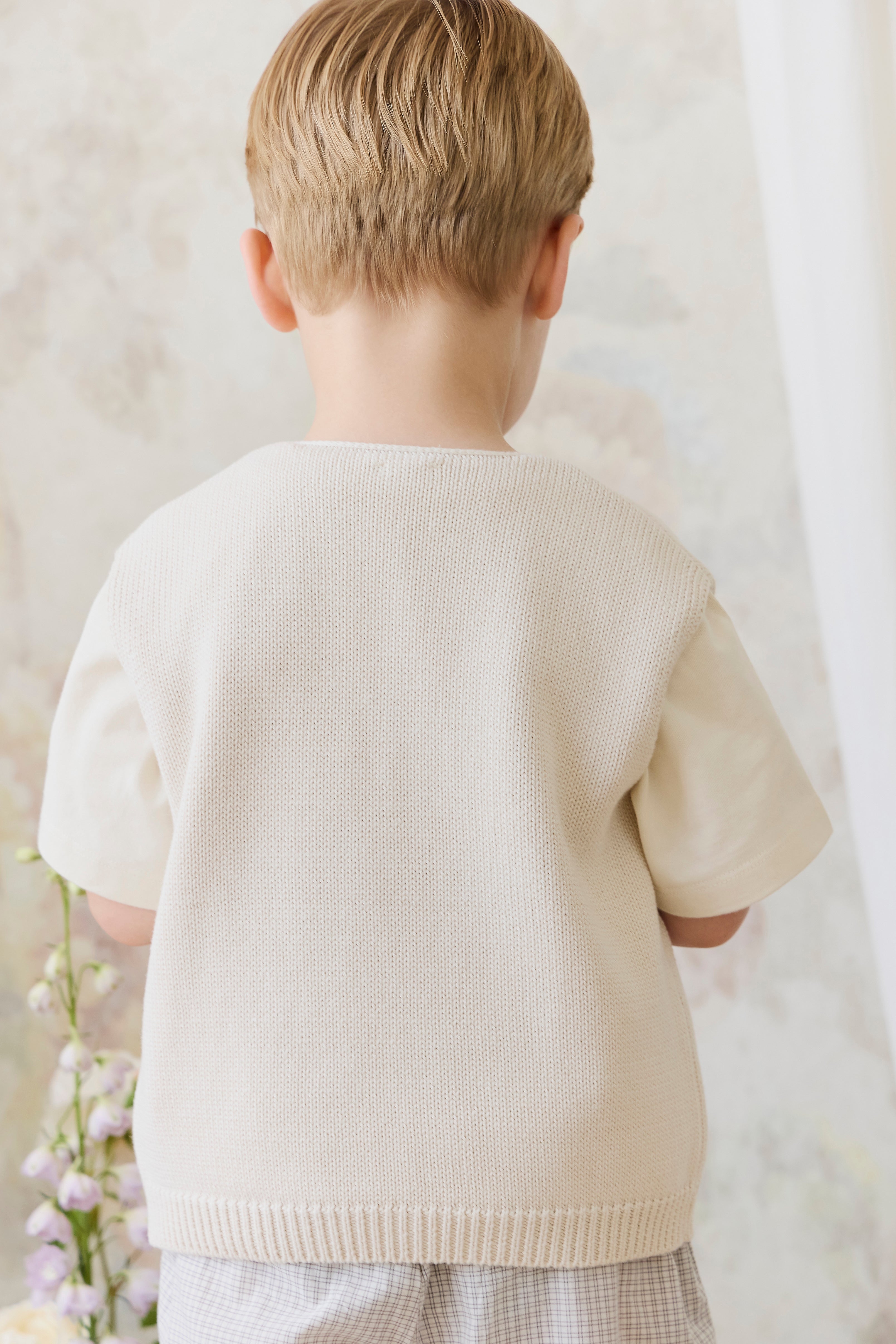 Gilet en maille de coton uni vanille classique sans manches avec boutons sur le devant et poches plaquées pour les tout-petits garçons de 6 mois à 8 ans