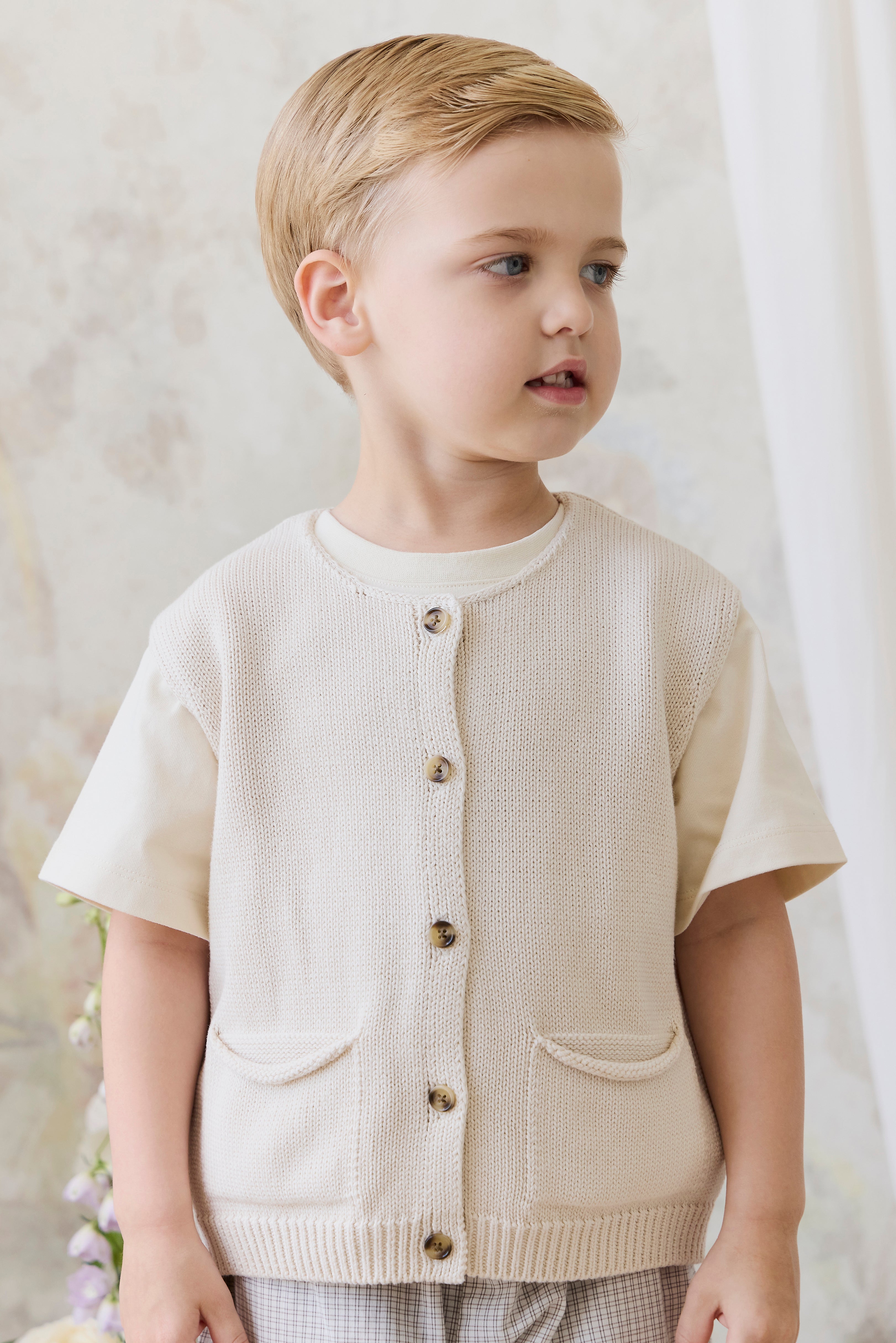 Gilet en maille de coton uni vanille classique sans manches avec boutons sur le devant et poches plaquées pour les tout-petits garçons de 6 mois à 8 ans