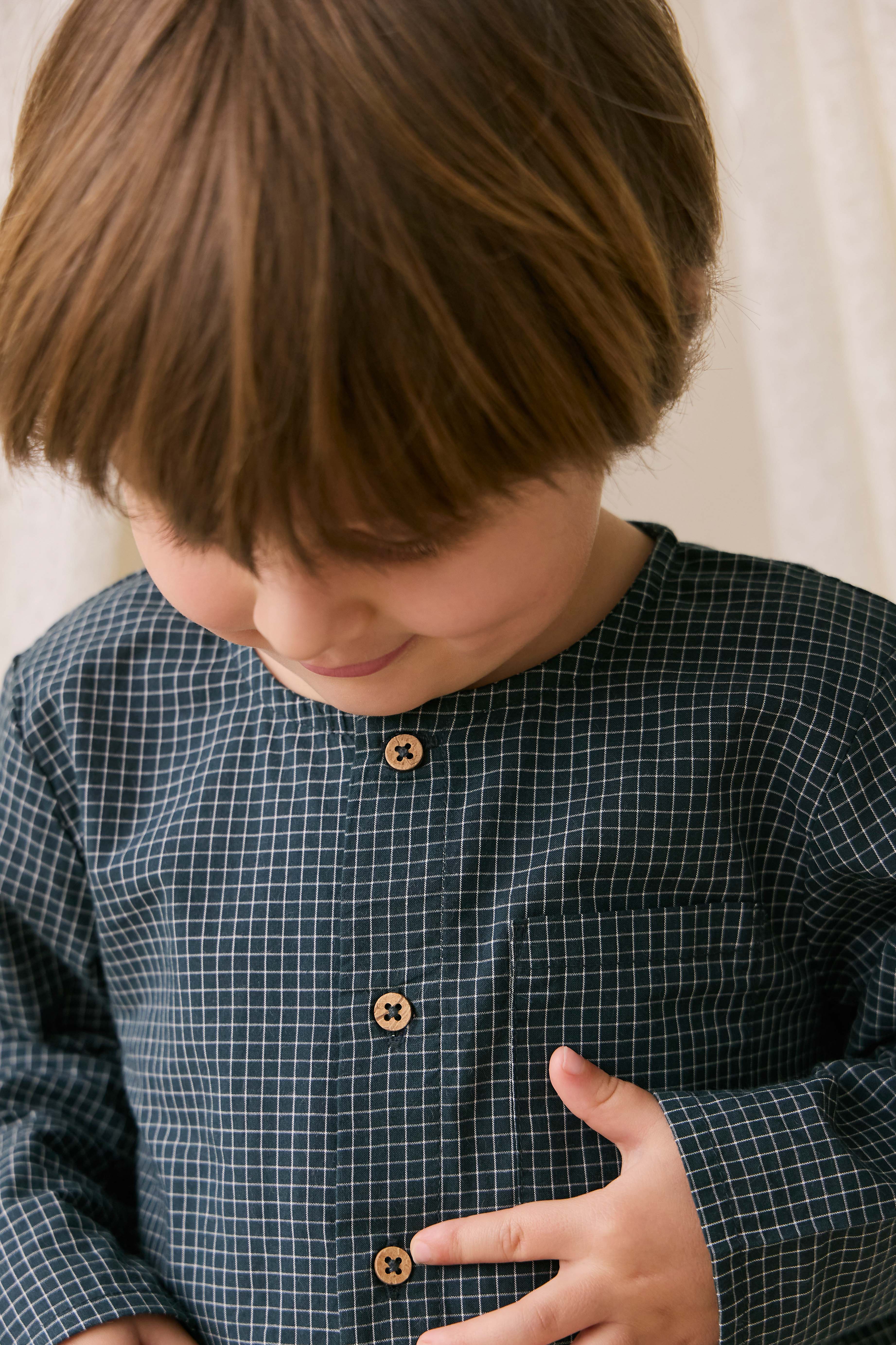 Haut bébé et enfant en coton biologique à carreaux Forest Grid avec patte de boutonnage (garçons de 0 à 4 ans)