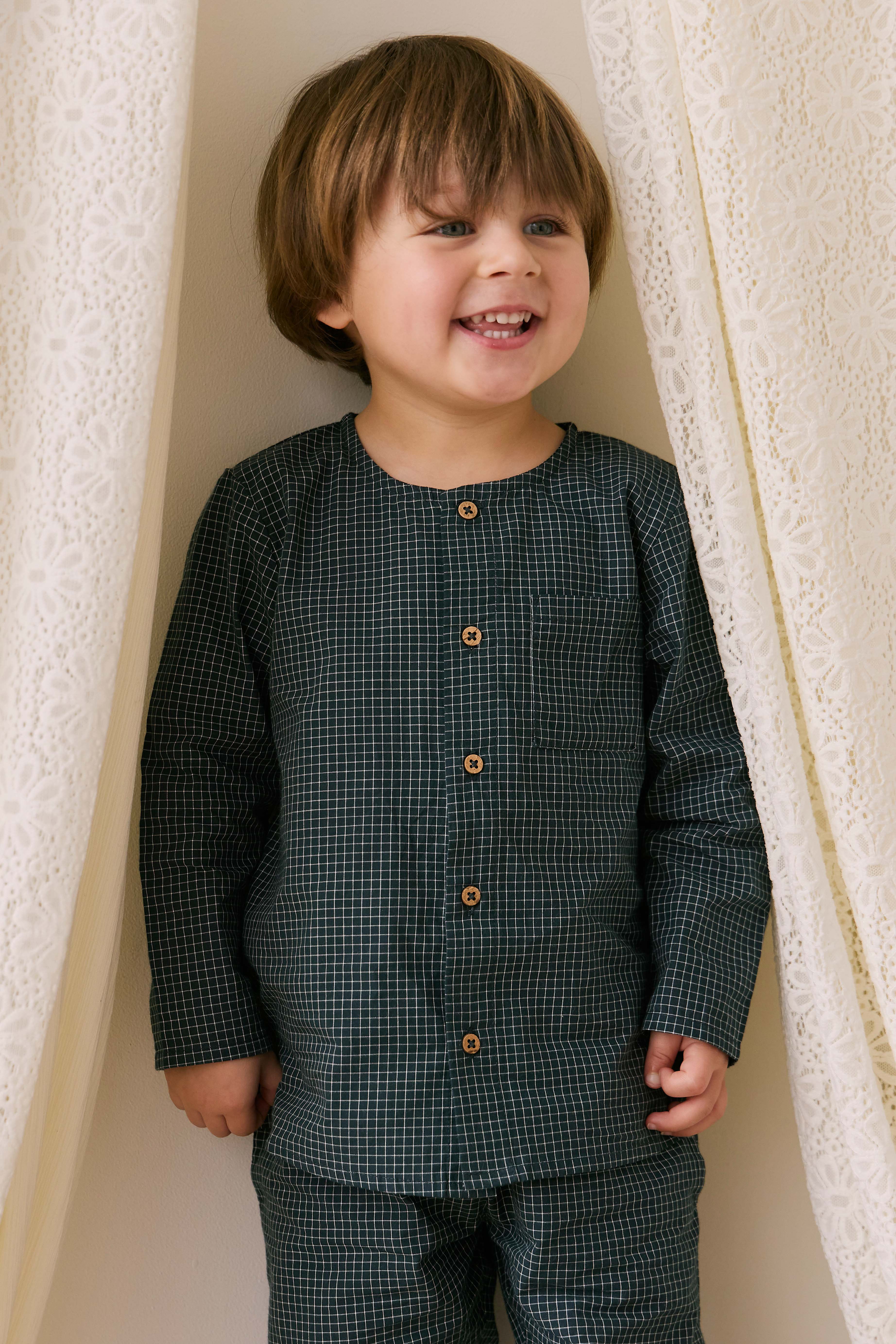 Haut bébé et enfant en coton biologique à carreaux Forest Grid avec patte de boutonnage (garçons de 0 à 4 ans)