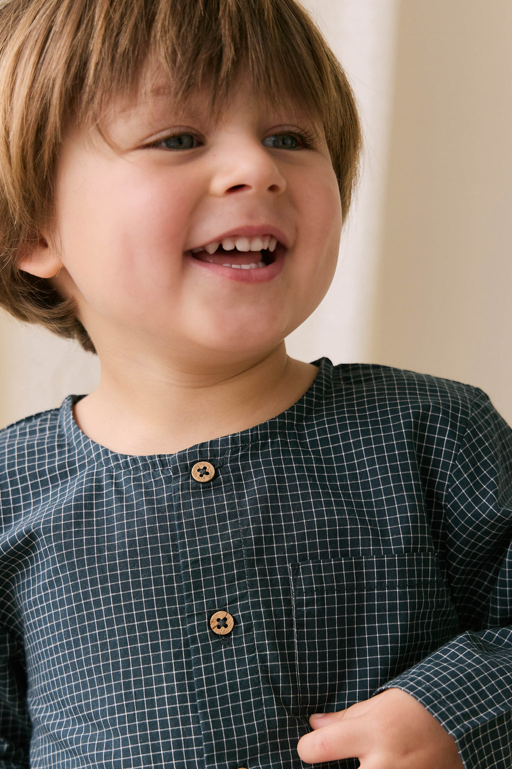 Haut bébé et enfant en coton biologique à carreaux Forest Grid avec patte de boutonnage (garçons de 0 à 4 ans)