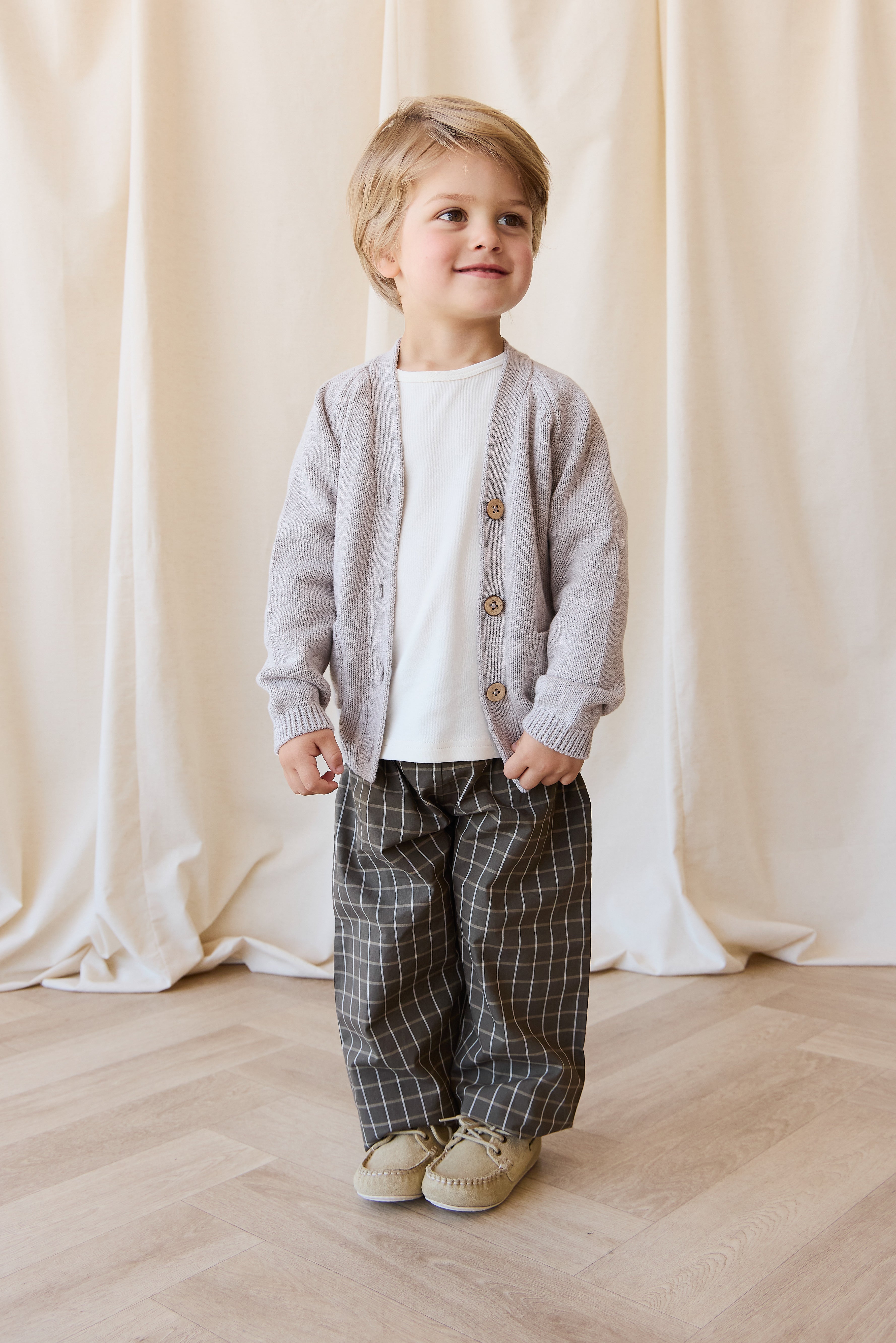 Cardigan en maille de coton chiné douillet avec boutonnage sur le devant pour bébés et enfants garçons et filles de 6 mois à 5 ans