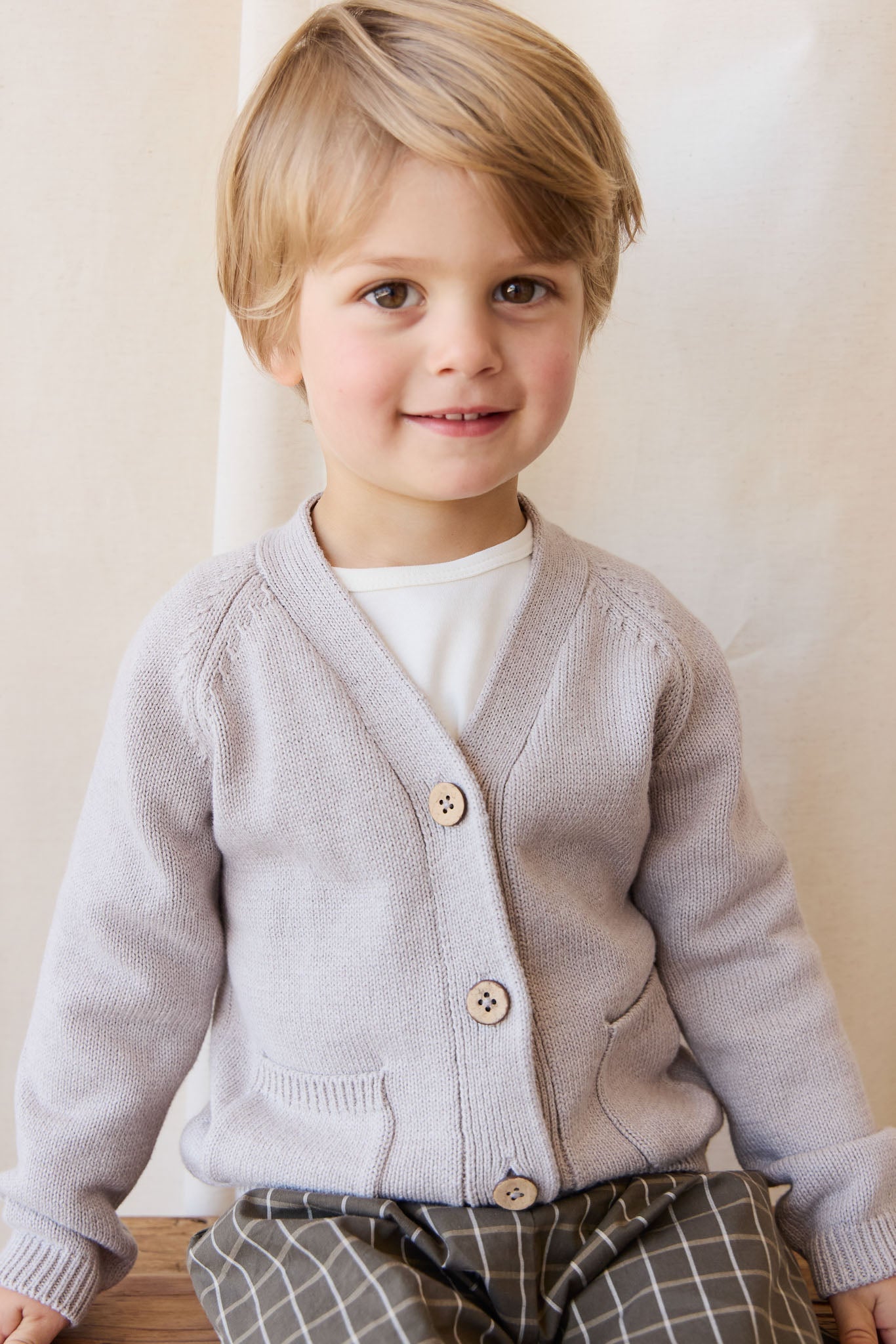 Cardigan en maille de coton chiné douillet avec boutonnage sur le devant pour bébés et enfants garçons et filles de 6 mois à 5 ans