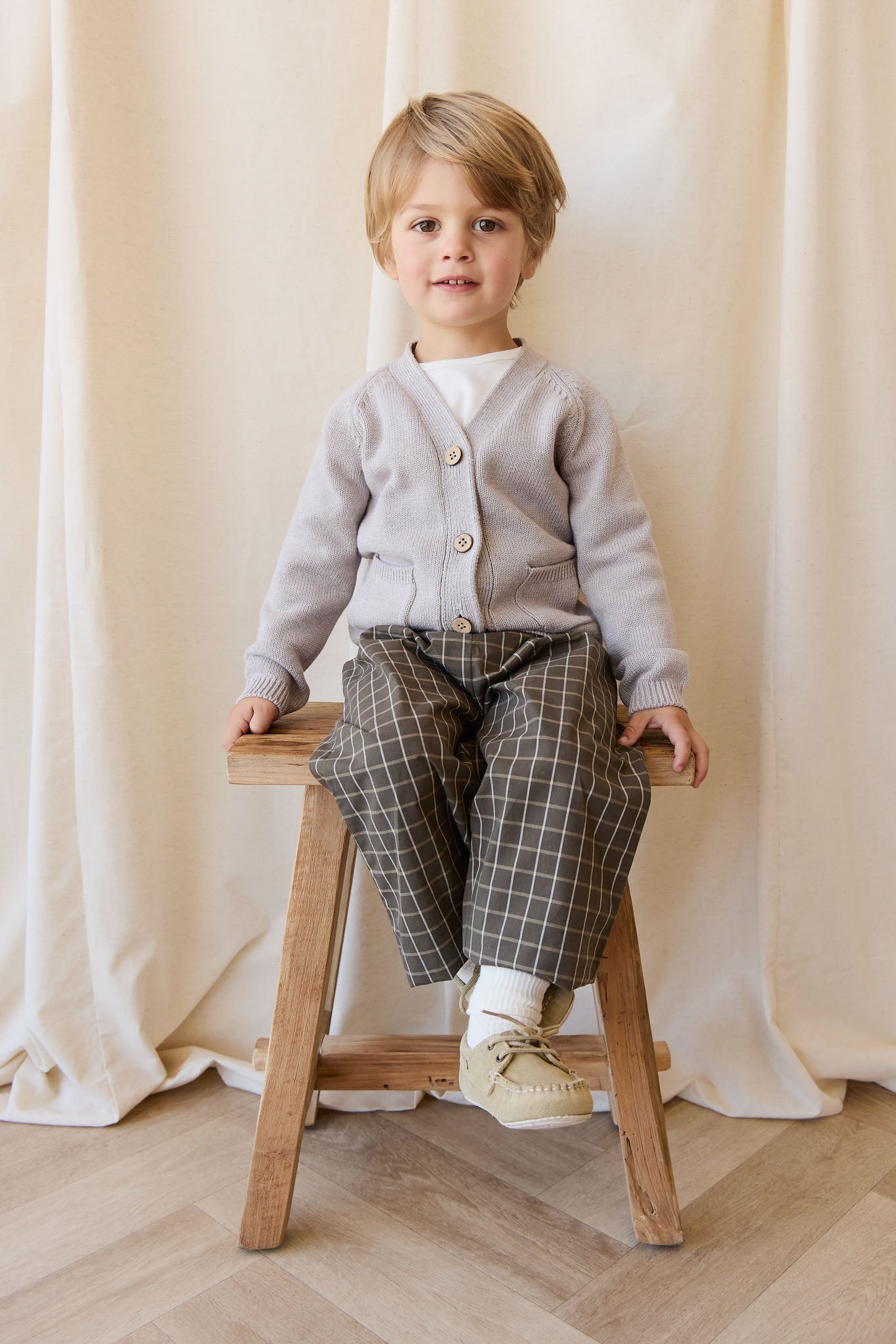Cardigan en maille de coton chiné douillet avec boutonnage sur le devant pour bébés et enfants garçons et filles de 6 mois à 5 ans