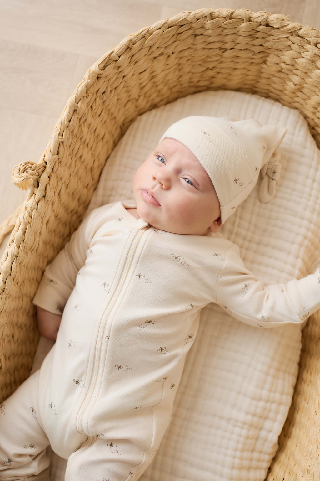 Bonnet en coton biologique doux pour bébé garçon, imprimé bourdon espiègle, avec nœud sur le dessus, 6 mois