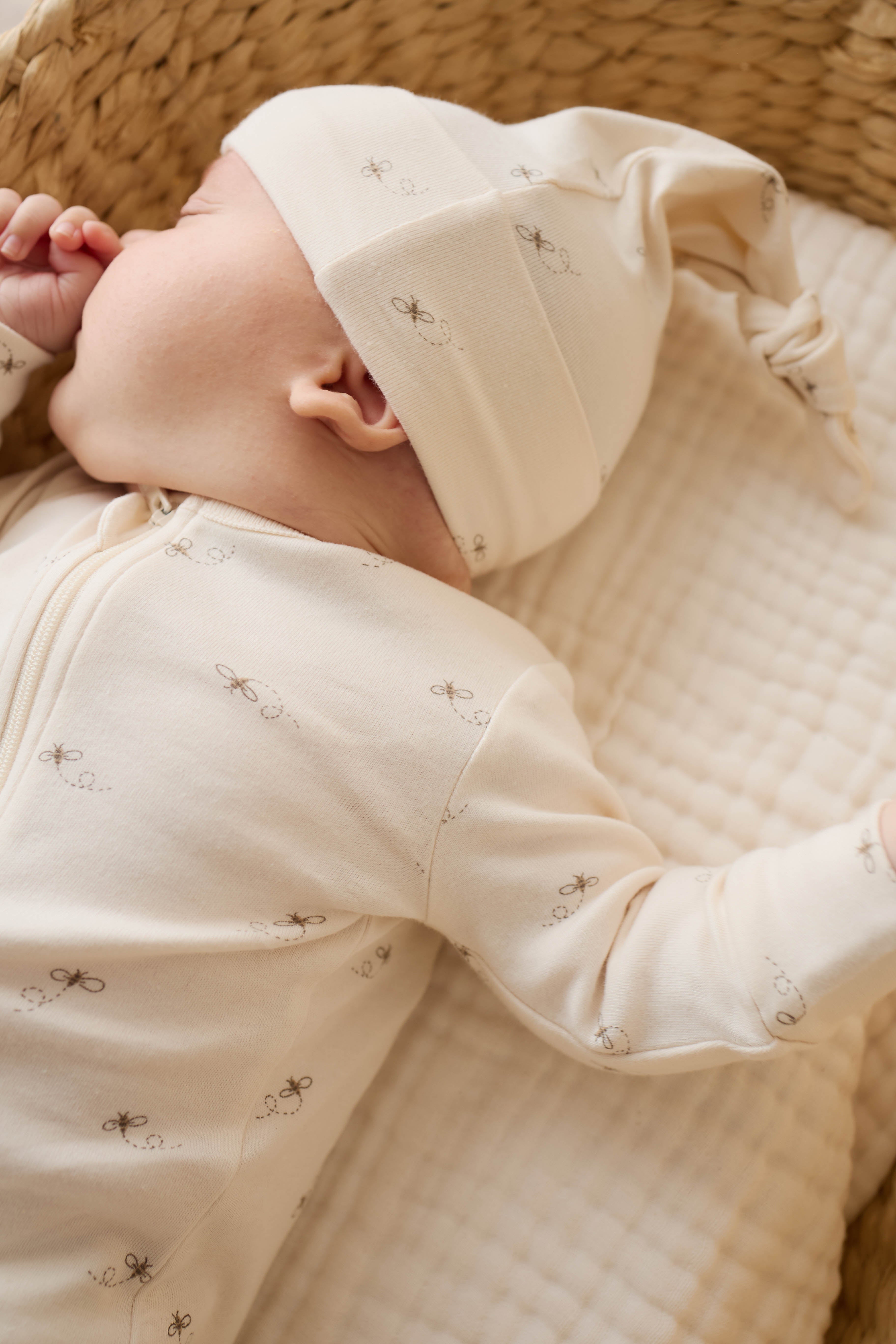 Bonnet en coton biologique doux pour bébé garçon, imprimé bourdon espiègle, avec nœud sur le dessus, 6 mois